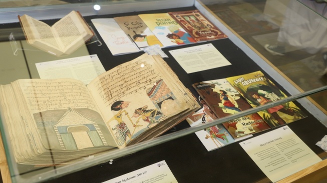 Sejumlah manuskrip sejarah dipamerkan dalam Pameran &ldquo;Merawat Ingatan, Menggugah Kesadaran&rdquo; yang digelar dalam rangka Hari Kunjung Perpustakaan di Gedung Grha Literasi, Bangunan Cagar Budaya Perpusnas, Jakarta. Agenda ini berlangsung mulai Senin (14/9/2026) hingga Rabu (30/9/2026)  [Dok. Perpusnas]