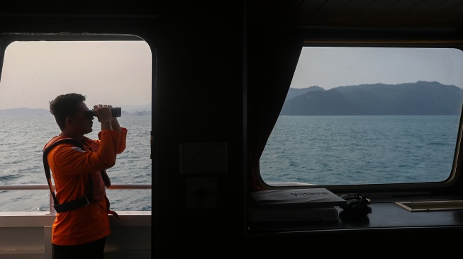 Personel Basarnas melakukan pencarian kapal cepat yang hilang kontak dari atas KN SAR Basudewa, di sekitar Perairan Teluk Lampung, Kabupaten Pesawaran, Lampung,Â Minggu (13/9/2026). [ANTARA FOTO/Angga Budhiyanto/hma]
