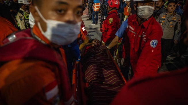 Petugas gabungan mengevakuasi penumpang kapal motor penumpang (KMP) Virgo Transport 8 yang tiba menggunakan kapal MV Haida di Pelabuhan Tri Sakti, Banjarmasin, Kalimantan Selatan, Minggu (13/9/2026). [ANTARA FOTO/Bayu Pratama S/hma]