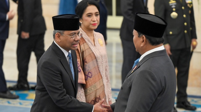 Presiden Prabowo Subianto (kanan) menyalami pejabat baru Menteri Keuangan Suahasil Nazara (kiri) yang didampingi istri Christina Pusporini Messakh (tengah) usai pelantikan di Istana Negara, Jakarta, Senin (14/9/2026). [ANTARA FOTO/Aditya Pradana Putra/sgd/tom]