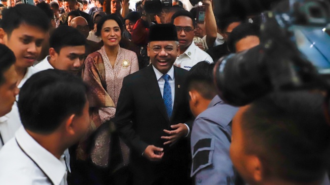 Menteri Keuangan Suahasil Nazara (tengah) menyapa para pegawai usai dilantik menjadi Menteri Keuangan di Kementerian Keuangan, Jakarta, Senin (14/9/2026). [Suara.com/Alfian Winanto]
