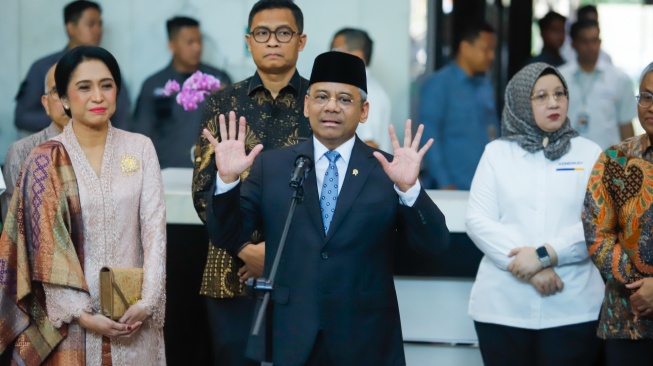 Menteri Keuangan Suahasil Nazara (tengah) menyapa para pegawai usai dilantik menjadi Menteri Keuangan di Kementerian Keuangan, Jakarta, Senin (14/9/2026). [Suara.com/Alfian Winanto]