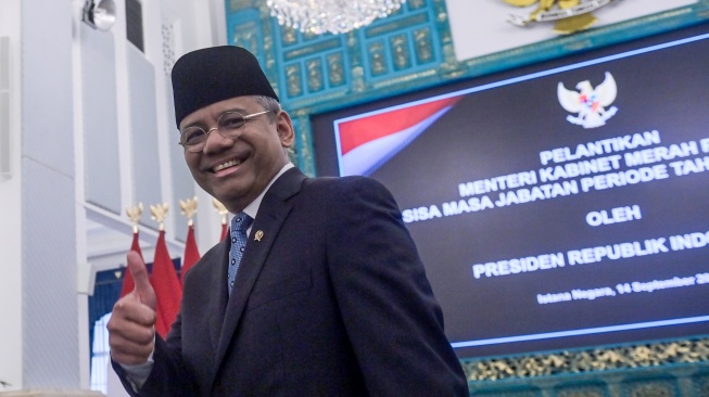 Pejabat baru Menteri Keuangan Suahasil Nazara mengacungkan jempol seusai pelantikannya di Istana Negara, Jakarta, Senin (14/9/2026). [ANTARA FOTO/Aditya Pradana Putra/sgd/tom]