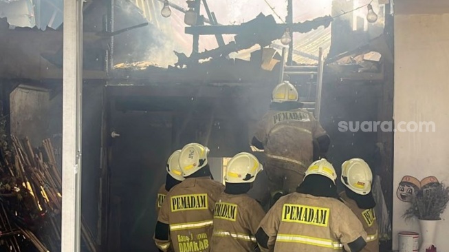 Toko Bunga di Lubang Buaya Terbakar, Respon Cepat Damkar Jinakkan Api dalam 15 Menit