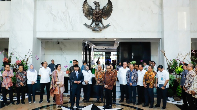 Menteri Keuangan Suahasil Nazara menyapa para pegawai usai dilantik menjadi Menteri Keuangan di Kementerian Keuangan, Jakarta, Senin (14/9/2026). [Suara.com/Alfian Winanto]