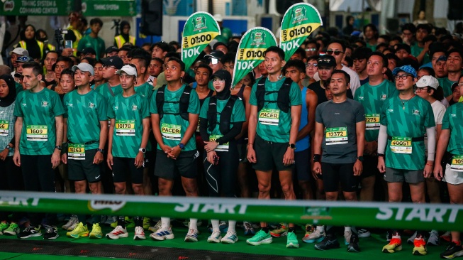 Peserta lomba lari Milo ACTIV Indonesia Race (MAIR) 2026 bersiap untuk start di Komplek Olahraga Gelora Bung Karno (GBK) Senayan, Jakarta, Minggu (13/9/2026). [Suara.com/Alfian Winanto]