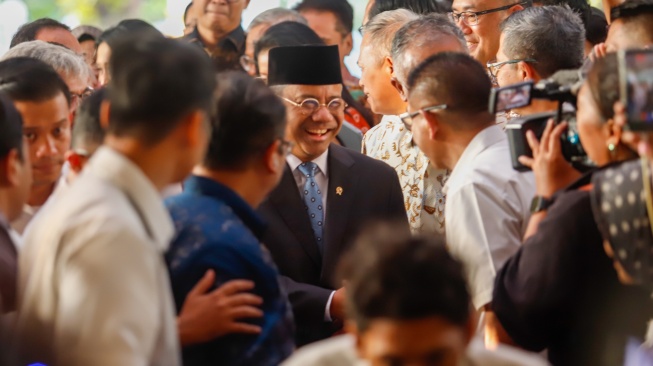 Menteri Keuangan Suahasil Nazara (tengah) menyapa para pegawai usai dilantik menjadi Menteri Keuangan di Kementerian Keuangan, Jakarta, Senin (14/9/2026). [Suara.com/Alfian Winanto]