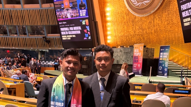 Dua pesepak bola mahasiswa Indonesia menghadiri forum PBB di New York untuk membahas peran sepak bola dalam kesehatan mental dan kesejahteraan pemuda. [Dok. Istimewa]