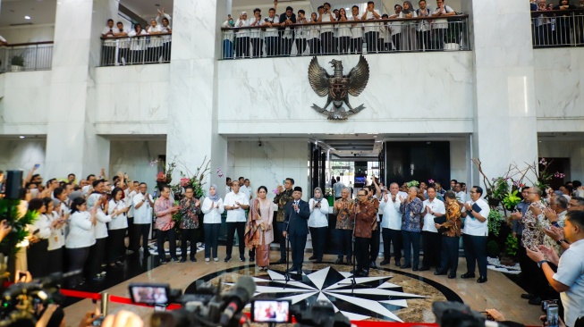 Menteri Keuangan Suahasil Nazara menyapa para pegawai usai dilantik menjadi Menteri Keuangan di Kementerian Keuangan, Jakarta, Senin (14/9/2026). [Suara.com/Alfian Winanto]