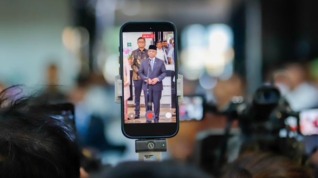 Menteri Keuangan Suahasil Nazara (tengah) menyapa para pegawai usai dilantik menjadi Menteri Keuangan di Kementerian Keuangan, Jakarta, Senin (14/9/2026). [Suara.com/Alfian Winanto]