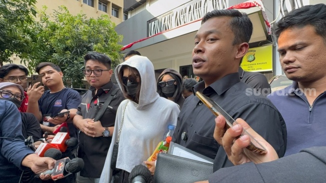 Korban dugaan kekerasan seksual Bertrand Beto usai menjalani pemeriksaan penyidik Polda Metro Jaya, Senin (14/9/2026). (Suara.com/Faqih)