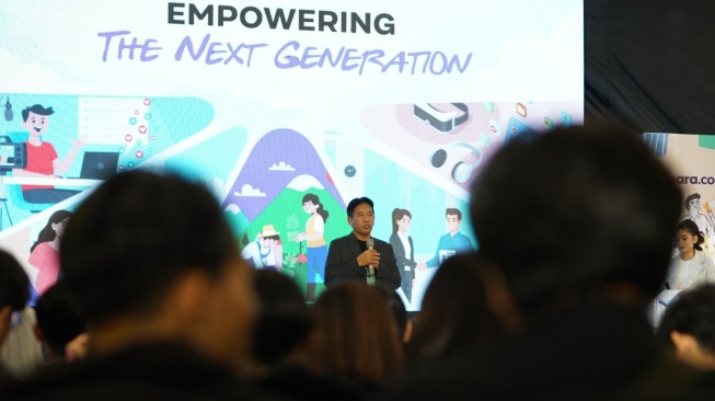 Direktur Utama Suara.com sekaligus Ketua Panitia Penyelenggara Gen Z Impact Fest Suwarjono memberikan opening speech. Dia menyoroti peran generasi muda sebagai motor penggerak masa depan yang harus siap menghadapi berbagai disrupsi. [Suara.com]
