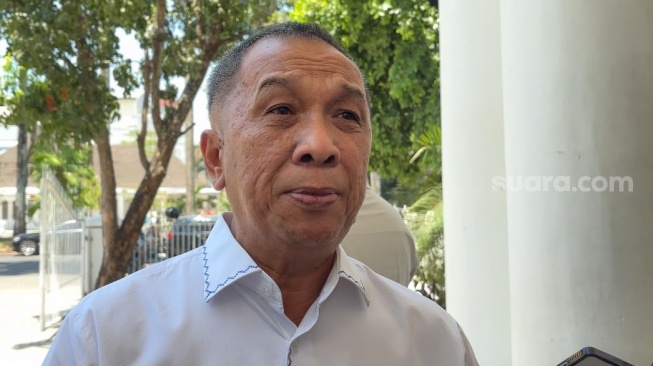 Pengusaha SPBU di Sulawesi Selatan, Sukardi Haseng menceritakan karyawannya kewalahan melayani antrean BBM yang terjadi di Kota Makassar [SuaraSulsel.id/Lorensia Clara]