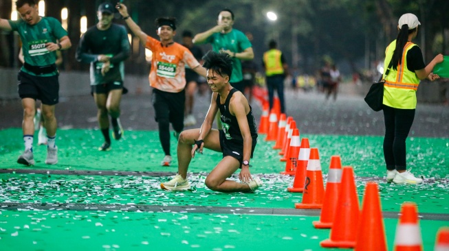 Seorang peserta lomba lari Milo ACTIV Indonesia Race (MAIR) 2026 terjatuh usai mencapai garis finish di Komplek Olahraga Gelora Bung Karno (GBK) Senayan, Jakarta, Minggu (13/9/2026). [Suara.com/Alfian Winanto]