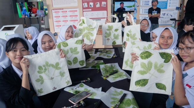 Salah satu kegiatan TelkomGroup mendorong agar kepedulian terhadap lingkungan tidak berhenti adalah ecoprint dan kreasi berbahan alami bersama Godhog Asri. (Dok: Telkom)