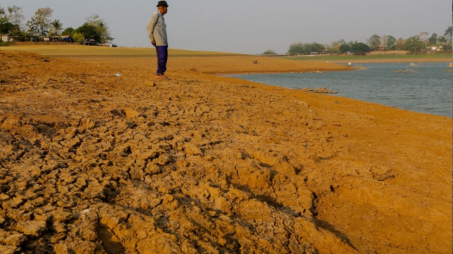 Seorang warga mengamati kondisi Waduk Gembong yang volume airnya menyusut akibat musim kemarau di Pati, Jawa Tengah, Senin (14/9/2026). [ANTARA FOTO/Nirza/app/wsj]