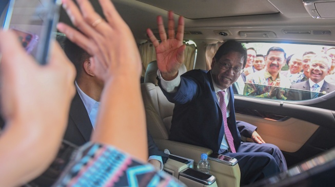 Pejabat lama Purbaya Yudhi Sadewa menyapa karyawan Kementerian Keuangan yang disaksikan Menteri Keuangan Suahasil Nazara (kanan) seusai serah terima jabatan Menteri keuangan di Kemenkeu, Jakarta, Selasa (15/9/2026). [ANTARA FOTO/Muhammad Adimaja/agr]