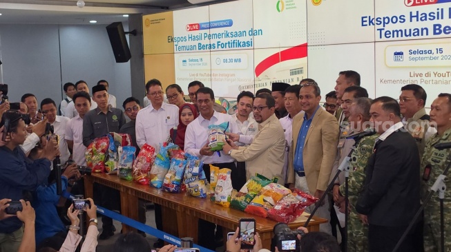 Menteri Pertanian (Mentan), Andi Amran Sulaiman dalam jumpa pers bahas beras fortifikasi diduga lakukan penipuan di Jakarta, Selasa (15/9/2026). [Suara.com/Fakhri]