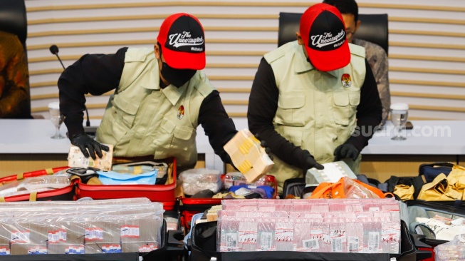 Petugas menunjukan barang bukti terkait Operasi Tangkap Tangan (OTT) dugaan kasus korupsi di Lingkungan Kementerian ATR/BPN saat konferensi pers di Gedung Merah Putih KPK, Jakarta, Selasa (15/9/2026). [Suara.com/Alfian Winanto]
