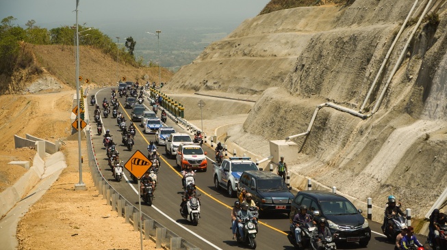 Sejumlah pengendara melintas di Jalur Jalan Lintas Selatan (JJLS) Kelok 23 di Bantul, DI Yogyakarta, Senin (14/9/2026). [ANTARA FOTO/Hendra Nurdiyansyah/YU]
