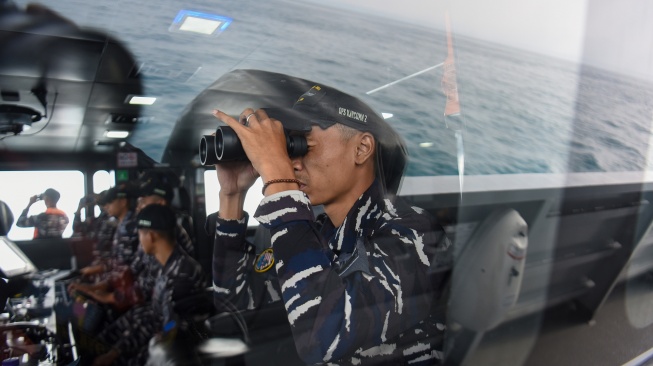 Prajurit TNI AL awak KRI Lepu-861 melakukan pencarian kapal cepat yang hilang kontak di Perairan Selat Sunda, Banten, Senin (14/9/2026). [ANTARA FOTO/Indrianto Eko Suwarso/YU]