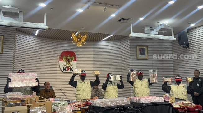 KPK menyita uang Rp106,3 miliar dan menetapkan 8 tersangka dalam OTT kasus suap pengurusan HGB di Kementerian ATR/BPN, termasuk pejabat dan pihak swasta. (Suara.com/Dea)