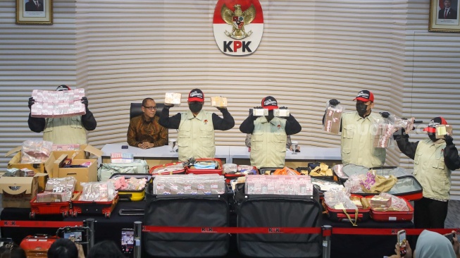 Petugas menunjukan barang bukti terkait Operasi Tangkap Tangan (OTT) dugaan kasus korupsi di Lingkungan Kementerian ATR/BPN saat konferensi pers di Gedung Merah Putih KPK, Jakarta, Selasa (15/9/2026). [Suara.com/Alfian Winanto]