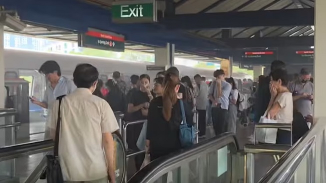 Penumpang MRT Dievakuasi Massal, Gerbong Berasap di Stasiun Bukit Gombak