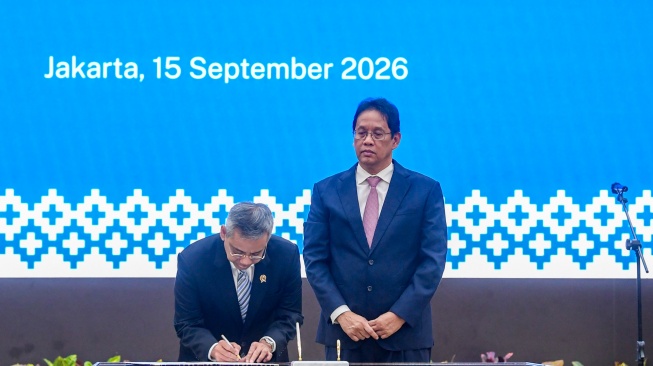 Menteri Keuangan Suahasil Nazara (kiri) menandatangani dokumen serah terima jabatan Menteri Keuangan yang disaksikan Pejabat lama Purbaya Yudhi Sadewa (kanan) di Kemenkeu, Jakarta, Selasa (15/9/2026). [ANTARA FOTO/Muhammad Adimaja/agr]