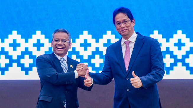 Menteri Keuangan Suahasil Nazara (kiri) berjabat tangan dengan Pejabat lama Purbaya Yudhi Sadewa (kanan) usai serah terima jabatan Menteri Keuangan di Kemenkeu, Jakarta, Selasa (15/9/2026). [ANTARA FOTO/Muhammad Adimaja/agr]
