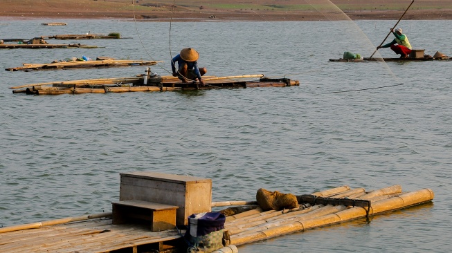 Dua nelayan mencari ikan di Waduk Gembong yang volume airnya menyusut akibat musim kemarau di Pati, Jawa Tengah, Senin (14/9/2026). [ANTARA FOTO/Nirza/app/wsj]