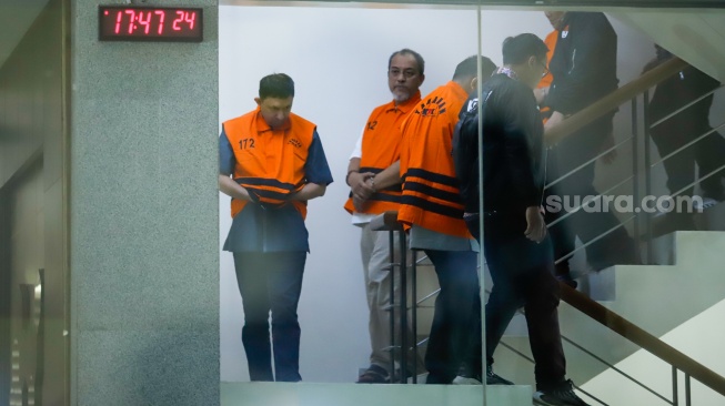Ketua DPP Partai Golkar Fahd A Rafiq (tengah) berjalan menuju mobil tahanan usai menjalani pemeriksaan di Gedung Merah Putih KPK, Jakarta, Selasa (15/9/2026). [Suara.com/Alfian Winanto]