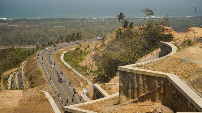 Sejumlah pengendara melintas di Jalur Jalan Lintas Selatan (JJLS) Kelok 23 di Bantul, DI Yogyakarta, Senin (14/9/2026). [ANTARA FOTO/Hendra Nurdiyansyah/YU]