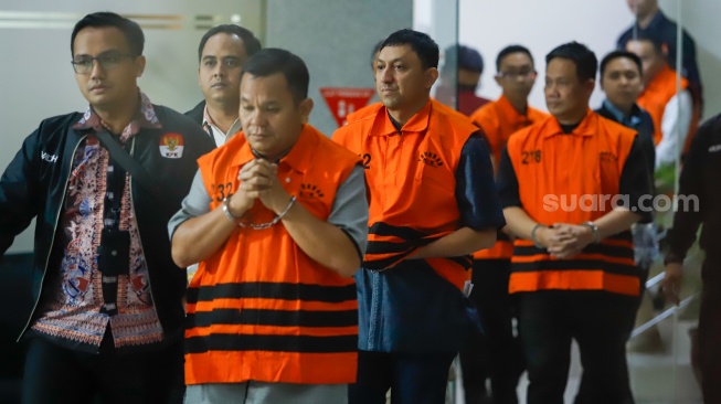Kepala BPN Kabupaten Bogor Sontang Coin Manurung (kiri), Ketua DPP Partai Golkar Fahd A Rafiq (tengah) dan Mantan Bupati Kebumen Arif Sugiyanto (kanan) berjalan menuju mobil tahanan usai menjalani pemeriksaan di Gedung Merah Putih KPK, Jakarta, Selasa (15/9/2026). [Suara.com/Alfian Winanto]