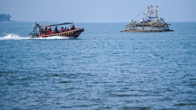 Sejumlah personel Basarnas menggunakan Rigid Inflatable Boat (RIB) 02 Banten bertolak untuk mencari jurnalis dan awak kapal yang hilang kontak di Carita, Pandeglang, Banten, Senin (14/9/2026). [ANTARA FOTO/Galih Pradipta/YU]
