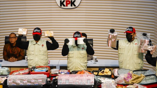 Petugas menunjukan barang bukti terkait Operasi Tangkap Tangan (OTT) dugaan kasus korupsi di Lingkungan Kementerian ATR/BPN saat konferensi pers di Gedung Merah Putih KPK, Jakarta, Selasa (15/9/2026). [Suara.com/Alfian Winanto]
