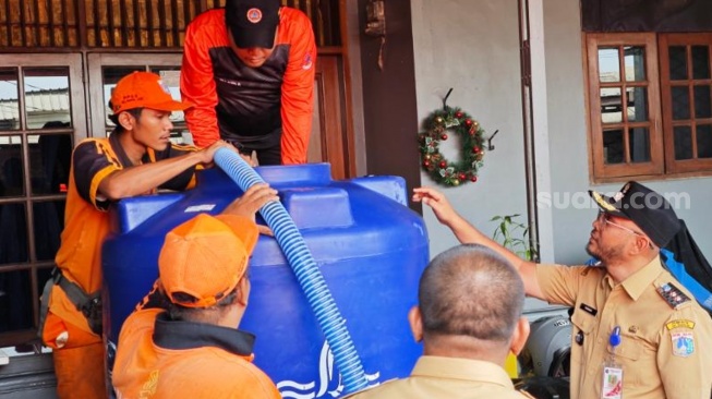 Respons Aduan Kekeringan, Pemprov DKI Kirim 5.000 Liter Air ke Pondok Labu