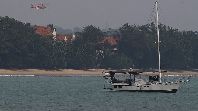 Helikopter Basarnas jenis Dauphin AS 365 N3+ HR-3604 bersiap mendarat pada hari ketujuh operasi pencarian jurnalis dan awak kapal yang hilang kontak di Carita, Pandeglang, Banten, Senin (14/9/2026). [ANTARA FOTO/Angga Budhiyanto/wsj] 