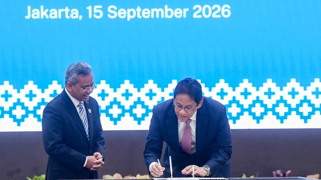Pejabat lama Purbaya Yudhi Sadewa (kanan) menandatangani dokumen serah terima jabatan Menteri Keuangan yang disaksikan oleh Menteri Keuangan Suahasil Nazara (kiri) di Kemenkeu, Jakarta, Selasa (15/9/2026). [ANTARA FOTO/Muhammad Adimaja/agr]
