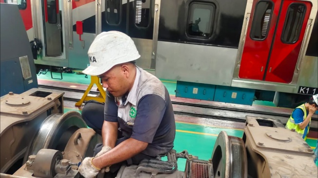 PT Kereta Api Indonesia (Persero) bersama PT Industri Kereta Api (Persero) atau INKA terus melakukan perawatan terhadap 7 trainset KRL iE305/CLI 225 untuk memastikan kesiapan sarana dalam mendukung operasional Commuter Line Jabodetabek. [Handout]