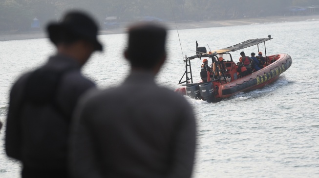Personel tim SAR gabungan yang menaiki kapal Rigid Inflatable Boat (RIB) 02 Banten melakukan operasi pencarian pada hari kesembilan terhadap jurnalis dan awak kapal yang hilang kontak di Carita, Pandeglang, Banten, Rabu (16/9/2026). [ANTARA FOTO/Akbar Nugroho Gumay/nym]