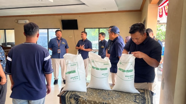 Bulog melalui Kantor Cabang Cirebon bersama Kantor Wilayah Jawa Barat segera menurunkan tim ke lapangan. (Dok: Bulog)