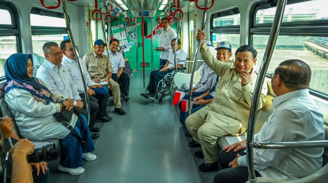 Presiden Prabowo Subianto (kedua kanan) berbincang dengan Menteri Perhubungan Dudy Purwagandhi (kiri), Gubernur DKI Jakarta Pramono Anung (kanan) dan Menteri Sekretaris Negara Prasetyo Hadi (ketiga kiri) saat menumpang LRT di rute LRT Kelapa Gading-Manggarai, Jakarta, Rabu (16/9/2026). [ANTARA FOTO/Galih Pradipta/wsj]