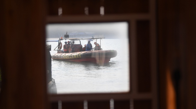 Personel tim SAR gabungan yang menaiki kapal Rigid Inflatable Boat (RIB) 02 Banten melakukan operasi pencarian pada hari kesembilan terhadap jurnalis dan awak kapal yang hilang kontak di Carita, Pandeglang, Banten, Rabu (16/9/2026). [ANTARA FOTO/Akbar Nugroho Gumay/nym]
