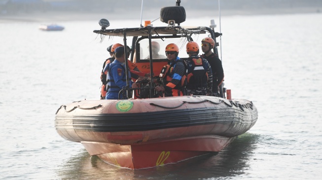 Personel tim SAR gabungan yang menaiki kapal Rigid Inflatable Boat (RIB) 02 Banten melakukan operasi pencarian pada hari kesembilan terhadap jurnalis dan awak kapal yang hilang kontak di Carita, Pandeglang, Banten, Rabu (16/9/2026). [ANTARA FOTO/Akbar Nugroho Gumay/nym]