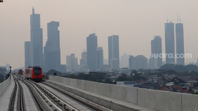Rangkaian kereta LRT Jakarta memasuki Stasiun LRT Manggarai, Jakarta, Rabu (16/9/2026). [Suara.com/Alfian Winanto]

