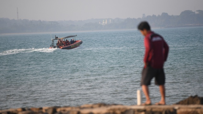 Personel tim SAR gabungan yang menaiki kapal Rigid Inflatable Boat (RIB) 02 Banten melakukan operasi pencarian pada hari kesembilan terhadap jurnalis dan awak kapal yang hilang kontak di Carita, Pandeglang, Banten, Rabu (16/9/2026). [ANTARA FOTO/Akbar Nugroho Gumay/nym]