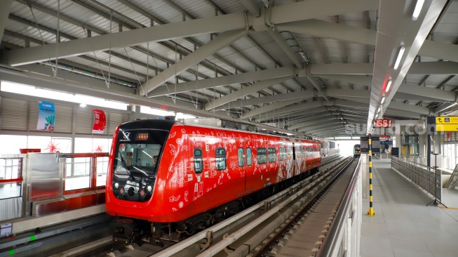 Penumpang menunggu kedatangan rangkaian kereta LRT Jakarta di Stasiun LRT Manggarai, Jakarta, Rabu (16/9/2026). [Suara.com/Alfian Winanto]
