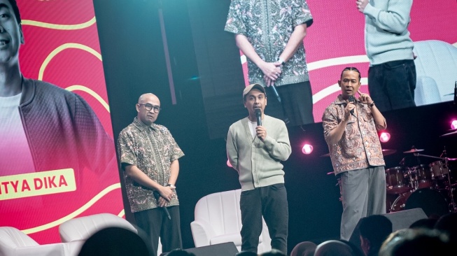Raditya Dika menjadi salah satu pembicara di acara Stage of Mind 0.2 yang digagas Dave Henrik dan Iwet Ramadhan. Acara tersebut sukses dipadati lebih dari seribu anak muda yang ingin berdiskusi di ruang yang jujur di The Hall, Senayan City pada Sabtu (12/9/2026). [Instagram]
