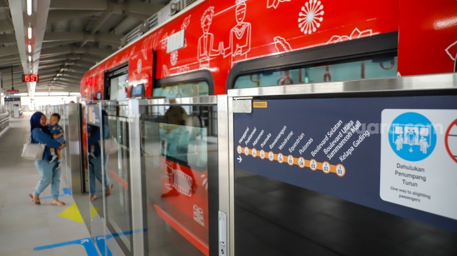 Penumpang menaiki rangkaian kereta LRT Jakarta di Stasiun LRT Manggarai, Jakarta, Rabu (16/9/2026). [Suara.com/Alfian Winanto]
